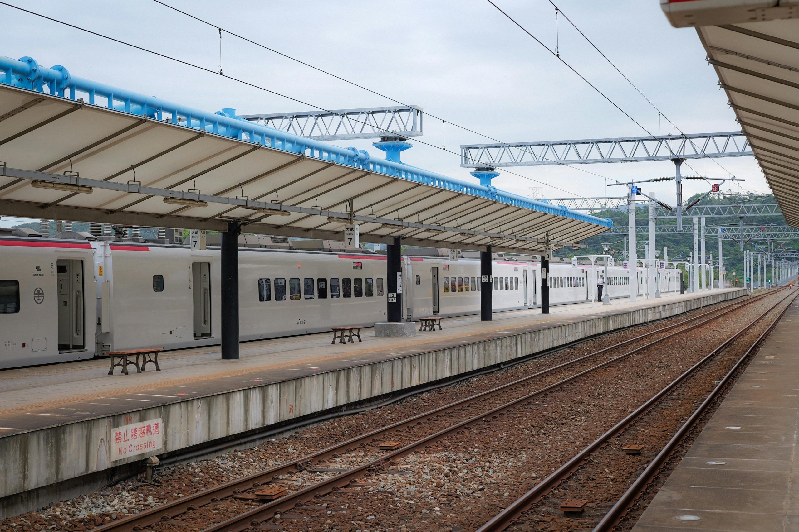 Train station platform in 台東縣, Taiwan featuring a modern rail design and empty tracks.